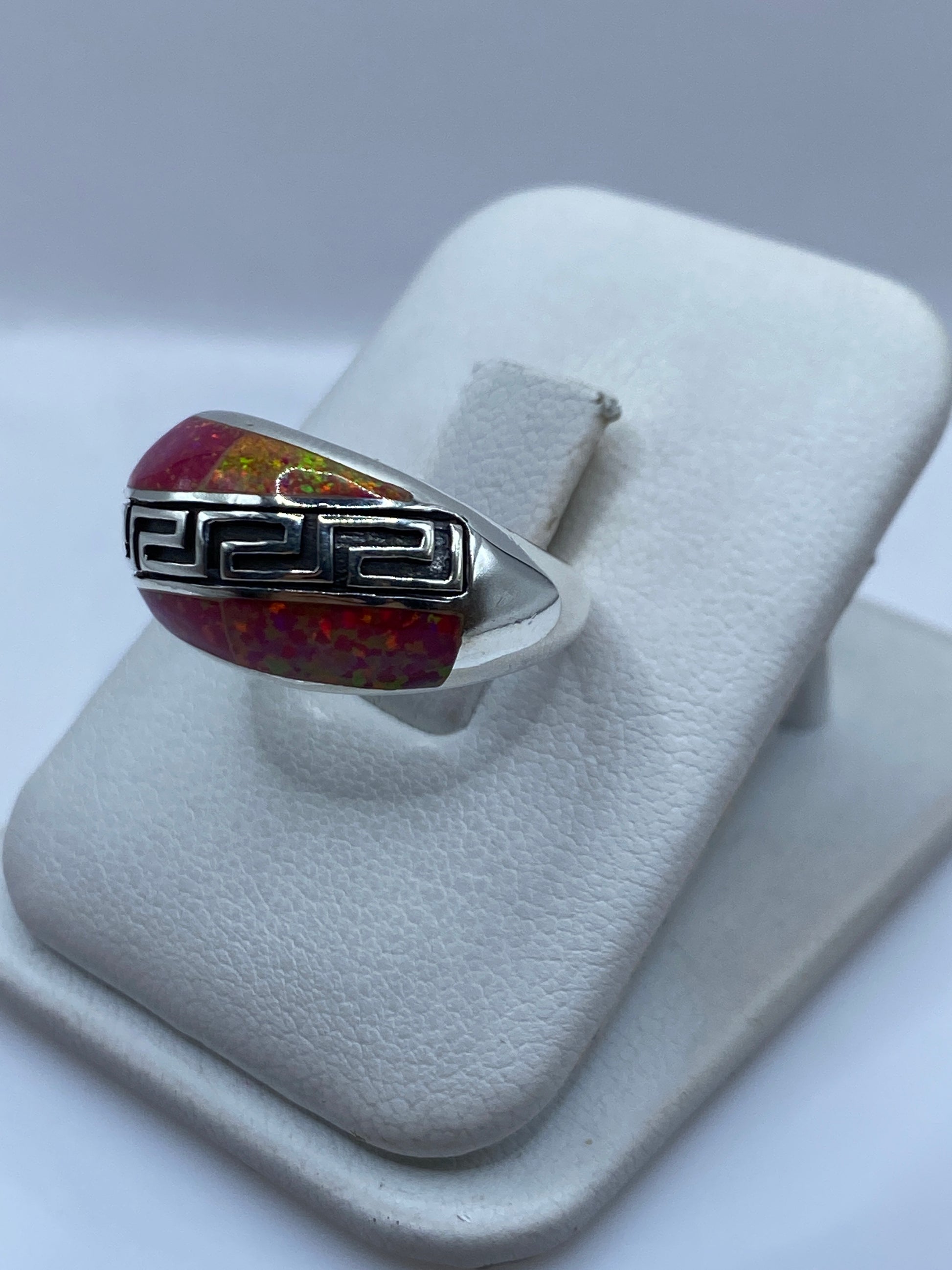 Vista lateral del anillo con grabado étnico y piedra de fuego en ópalo natural