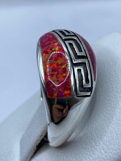Detalle del ópalo de fuego color rosa con matices rojos y dorados en plata pura