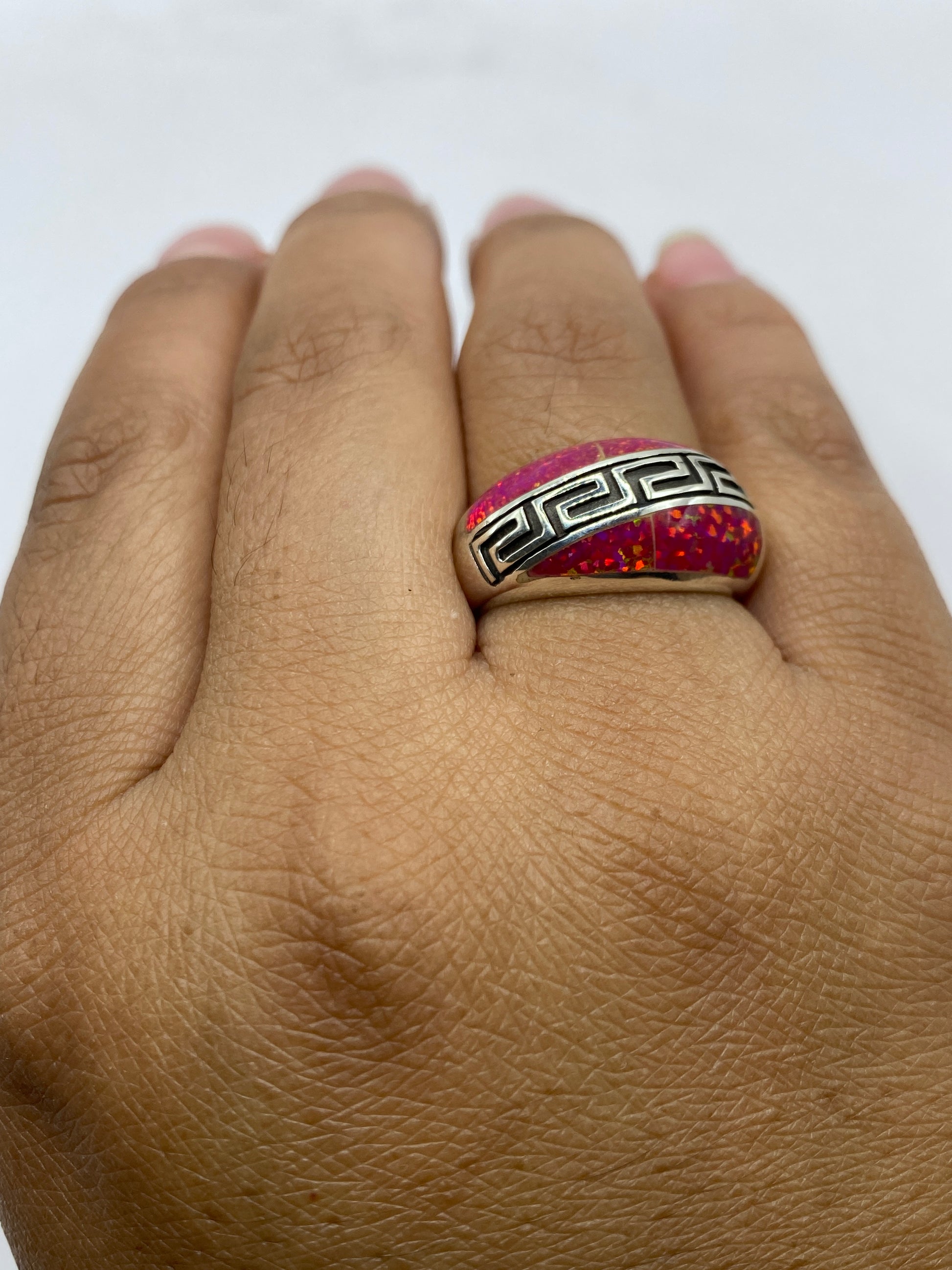 Anillo sobre fondo gris mostrando el sello .950 MEXICO y el juego de luz del ópalo
