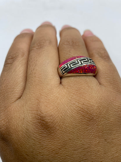 Anillo sobre fondo gris mostrando el sello .950 MEXICO y el juego de luz del ópalo