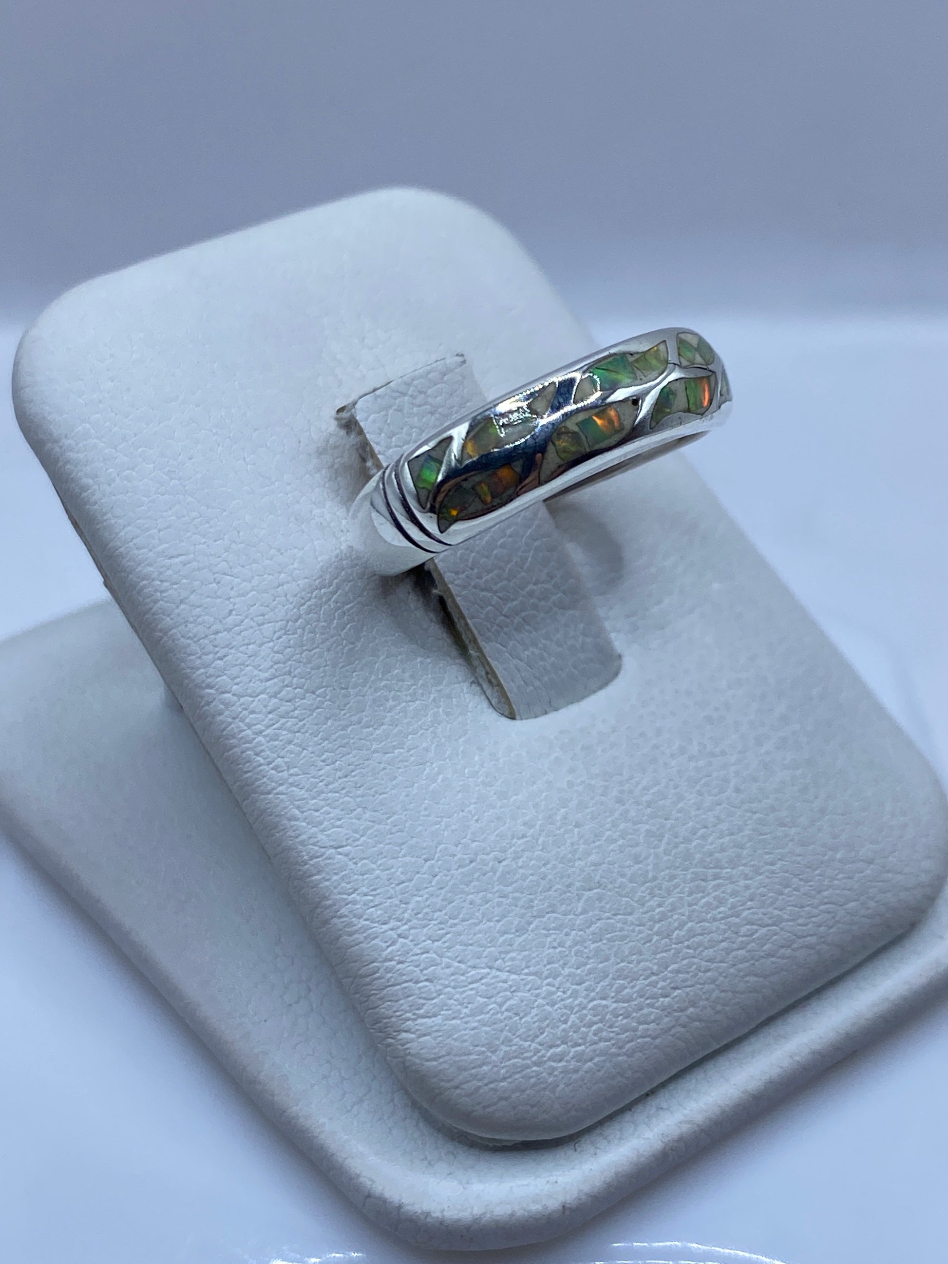 Vista frontal del anillo unisex de ópalo de fuego en plata .925