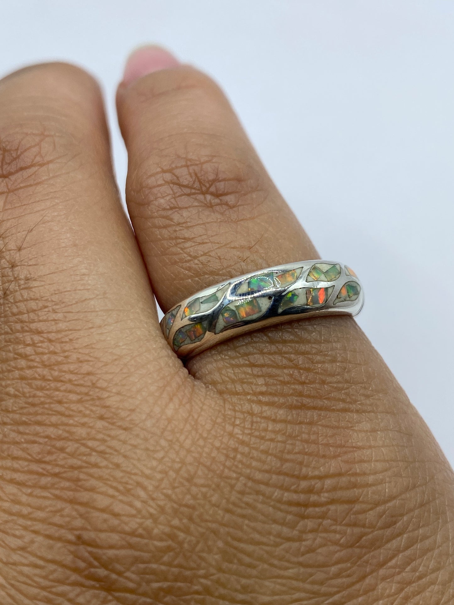Anillo de ópalo de fuego en la mano, mostrando el brillo natural de la piedra