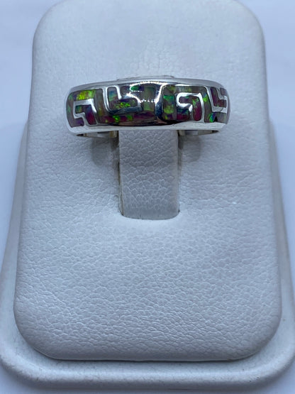 Anillo de plata .950 con ópalo de fuego multicolor sostenido en la mano