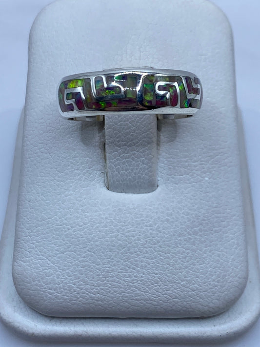 Anillo de plata .950 con ópalo de fuego multicolor sostenido en la mano