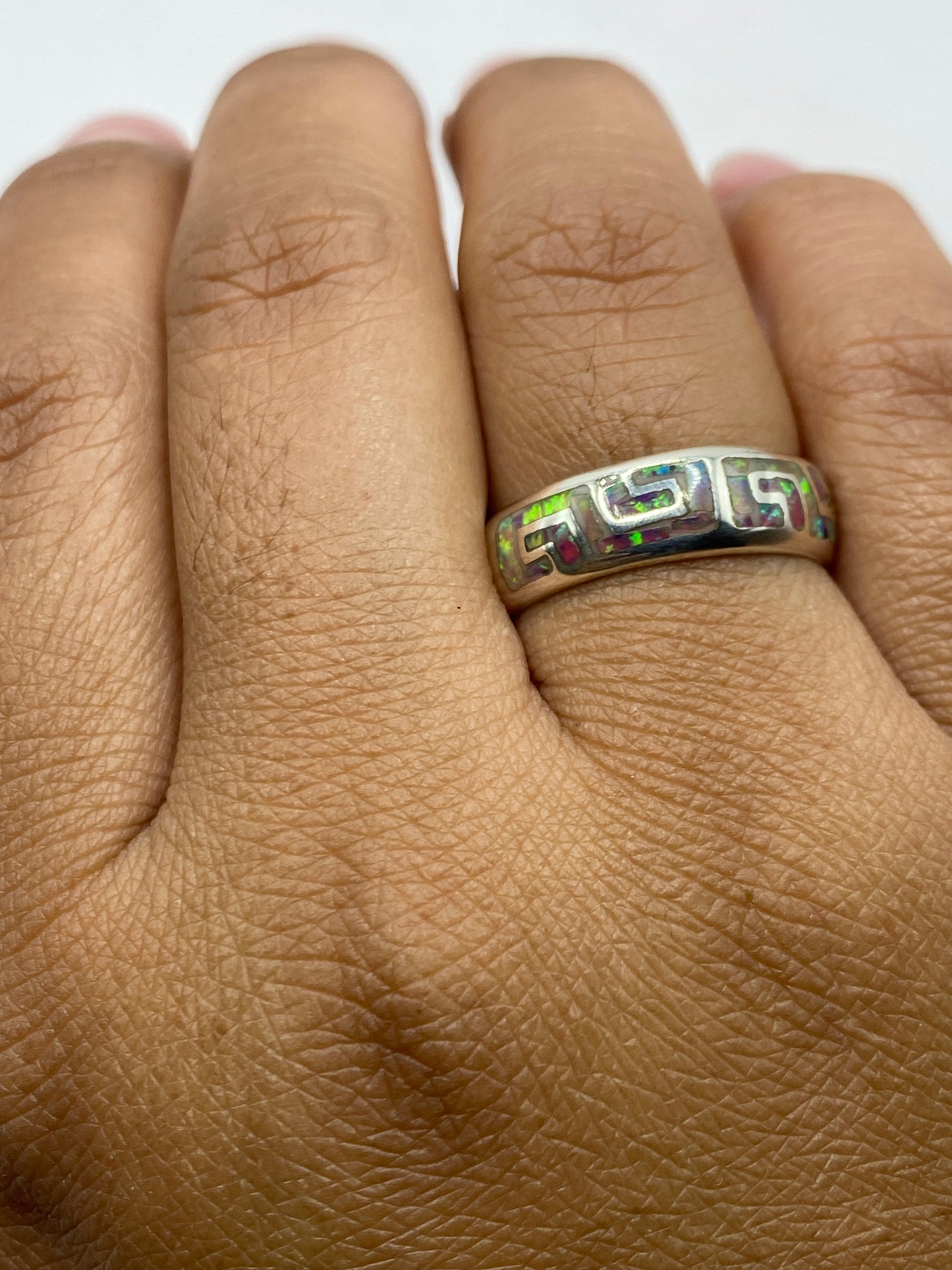 Anillo sobre fondo blanco con sello 950 MEXICO visible en la banda interna