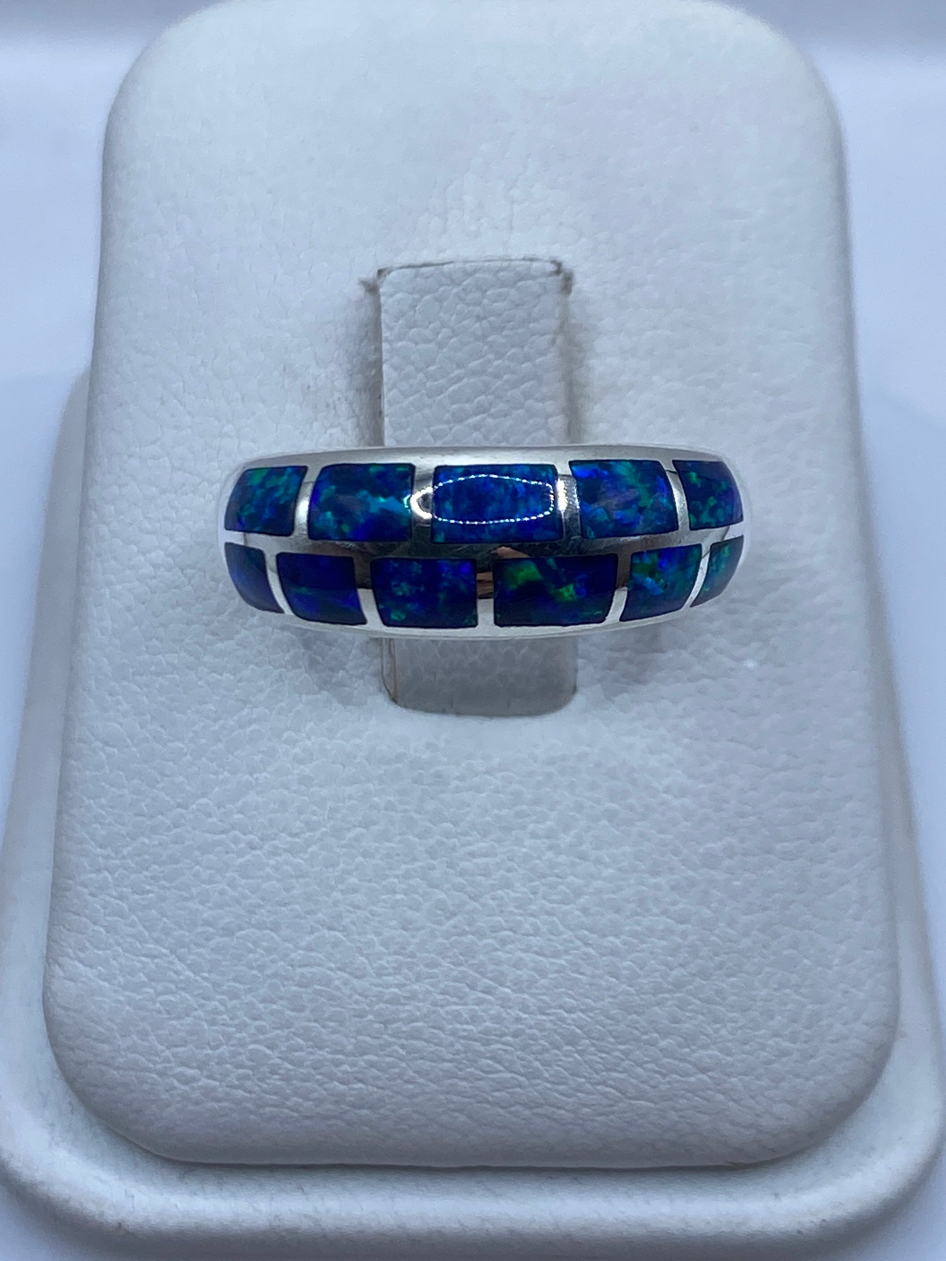 Anillo de plata .950 con ópalo de fuego azul verdoso en estuche de presentación blanco