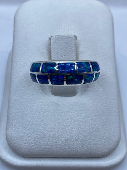 Anillo de plata .950 con ópalo de fuego azul verdoso en estuche de presentación blanco