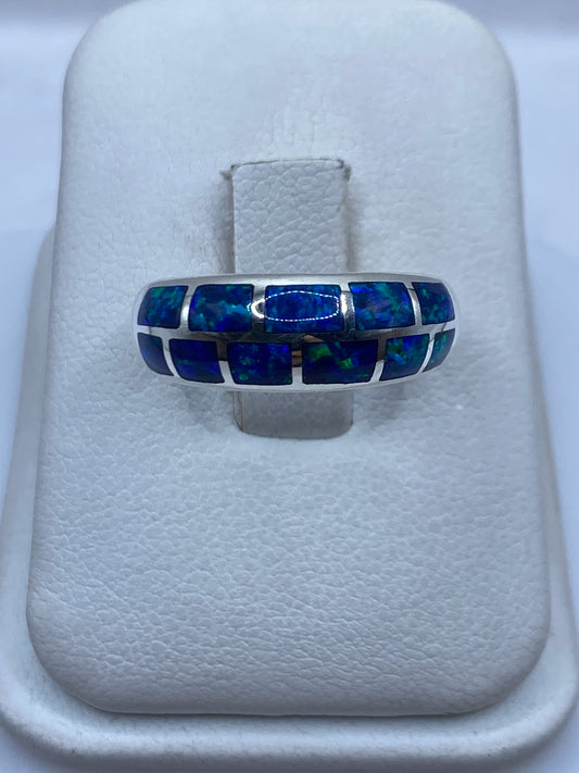 Anillo de plata .950 con ópalo de fuego azul verdoso en estuche de presentación blanco