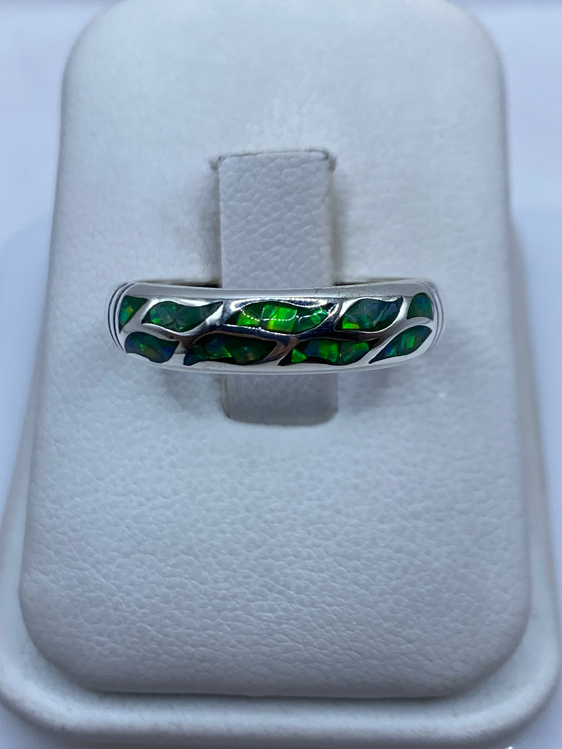 Anillo de plata con ópalo de fuego verde en caja de presentación
