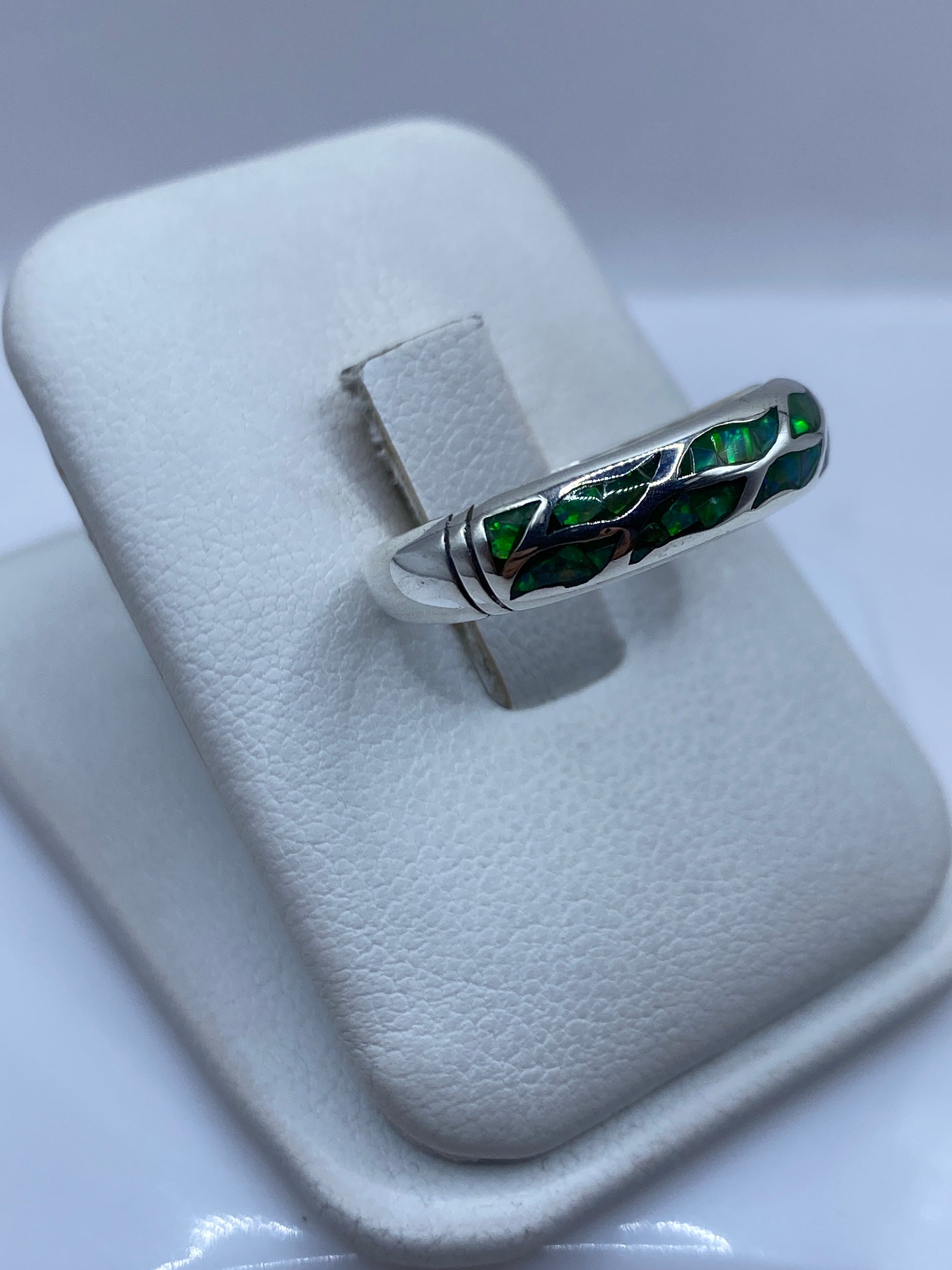 Detalle del ópalo de fuego verde con destellos naturales en anillo de plata .950