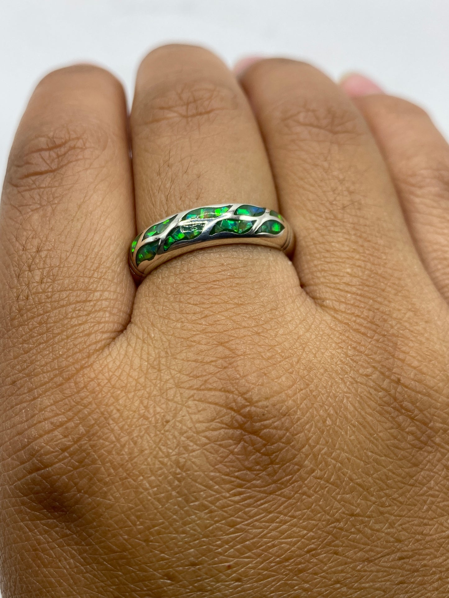Anillo de plata .950 con ópalo de fuego desde arriba, sellado 950 visible en banda interior