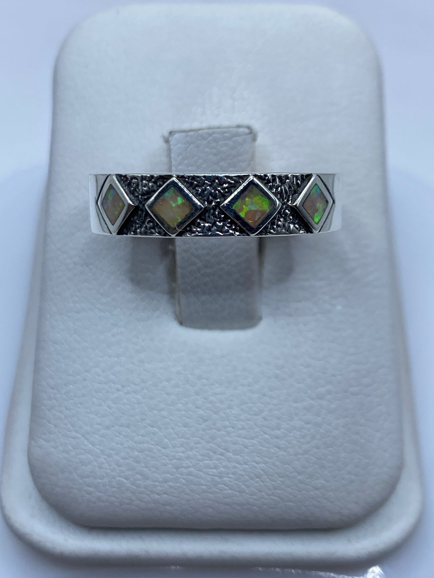 Anillo de plata .950 con ópalo de fuego natural que muestra juego de colores rojo y verde