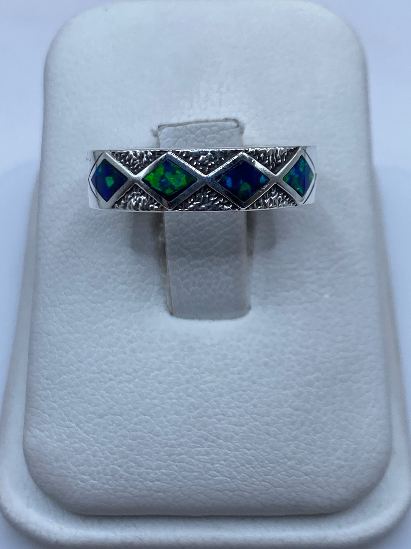 Anillo de plata .950 con ópalo de fuego azul y verde, vista frontal sobre estuche blanco