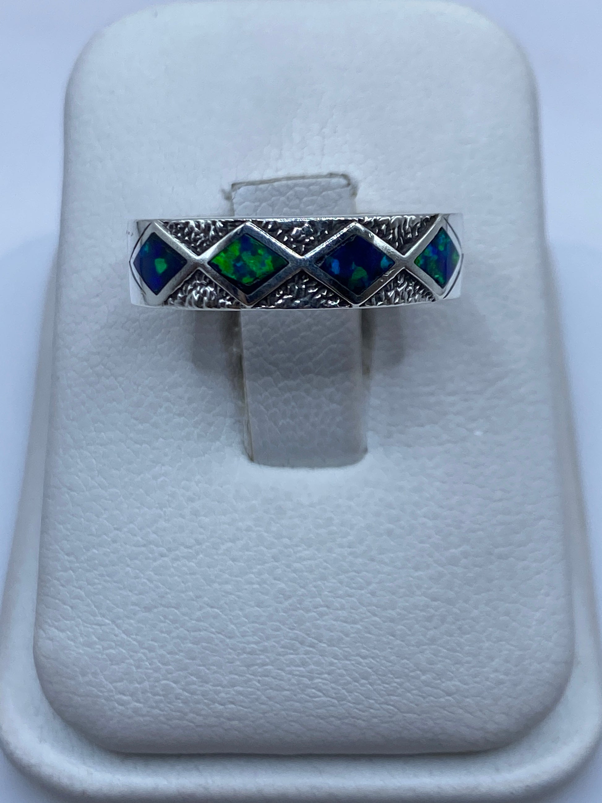 Anillo de plata .950 con ópalo de fuego azul y verde, vista frontal sobre estuche blanco