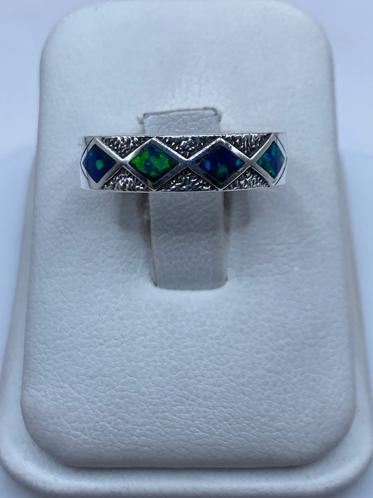Anillo de plata .950 con ópalo de fuego azul y verde, vista frontal sobre estuche blanco