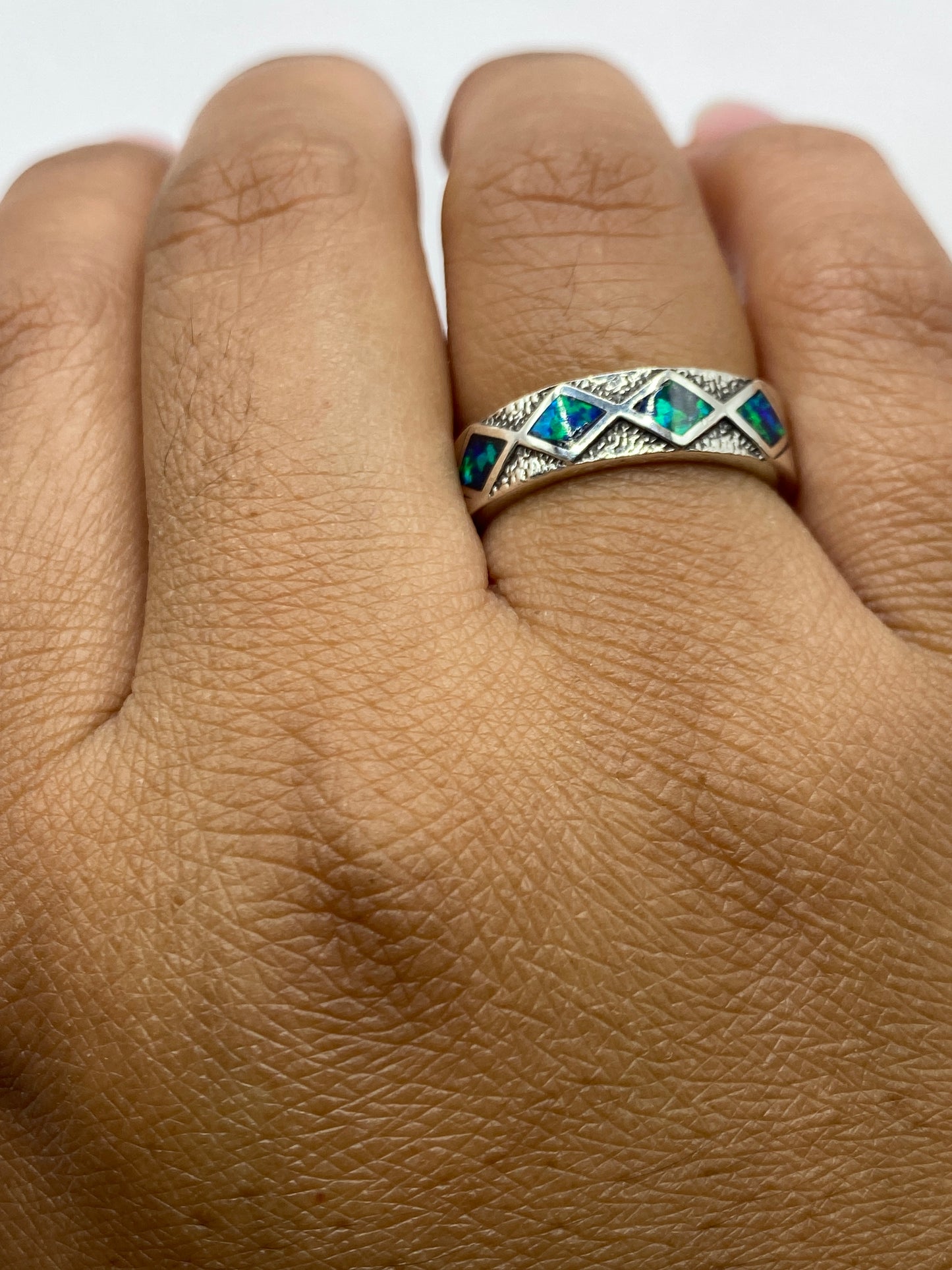 Anillo pesado en escala mostrando 3.3 gramos de plata .950 pura con sello 950
