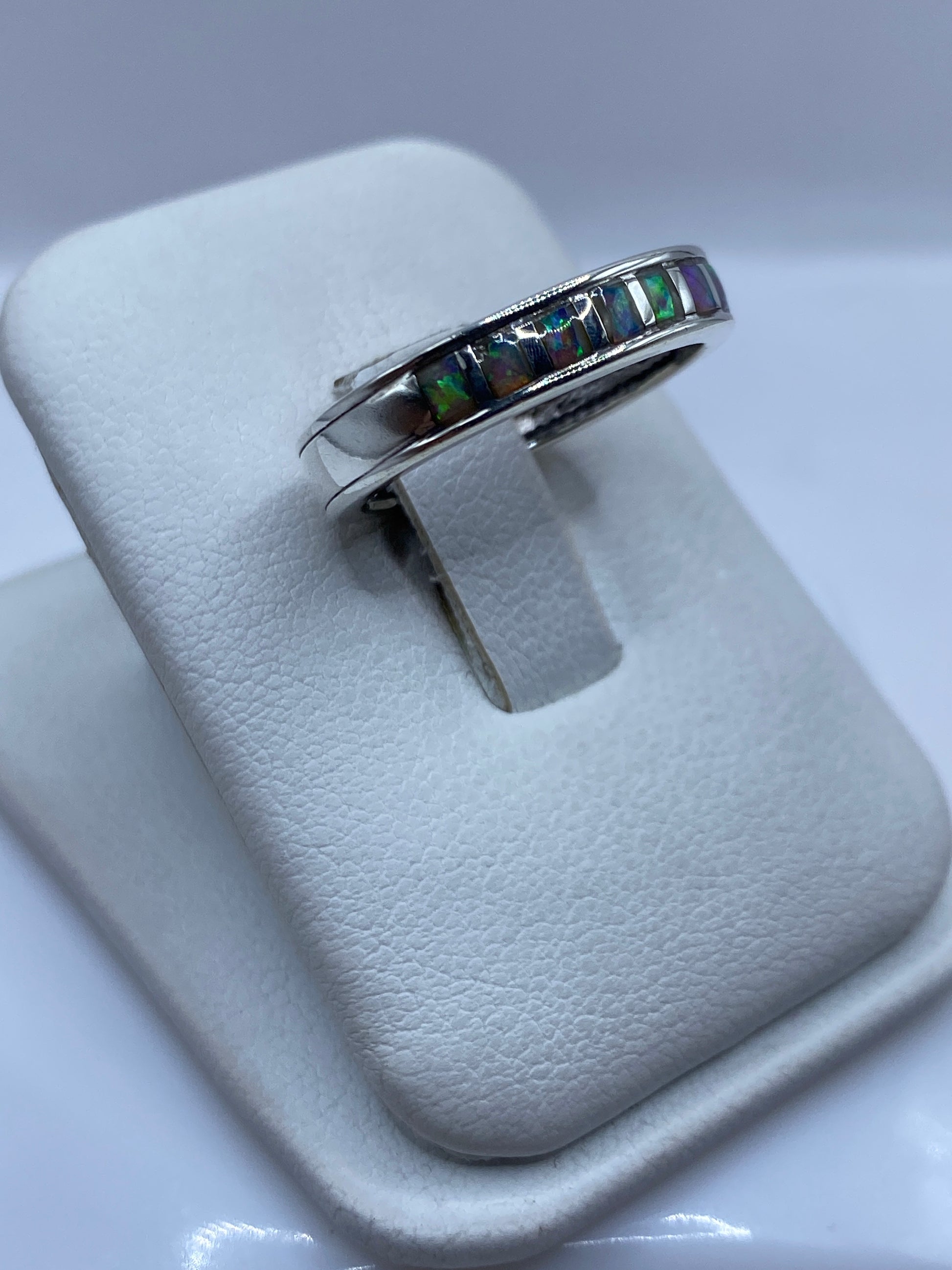 Vista lateral del anillo unisex de plata .950 con ópalo de fuego en la mano