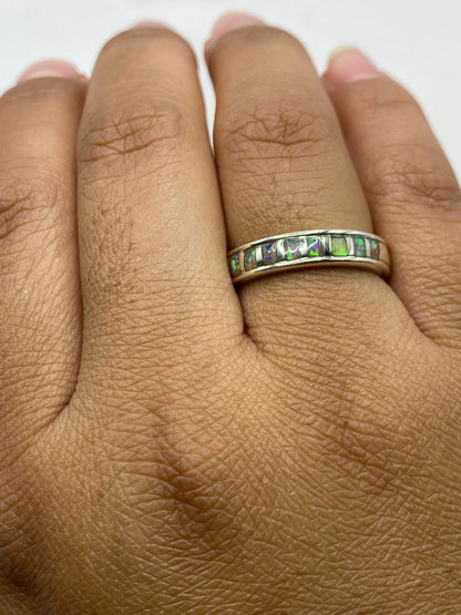 Anillo sobre fondo blanco con sello 950 visible, mostrando el brillo de la plata pura