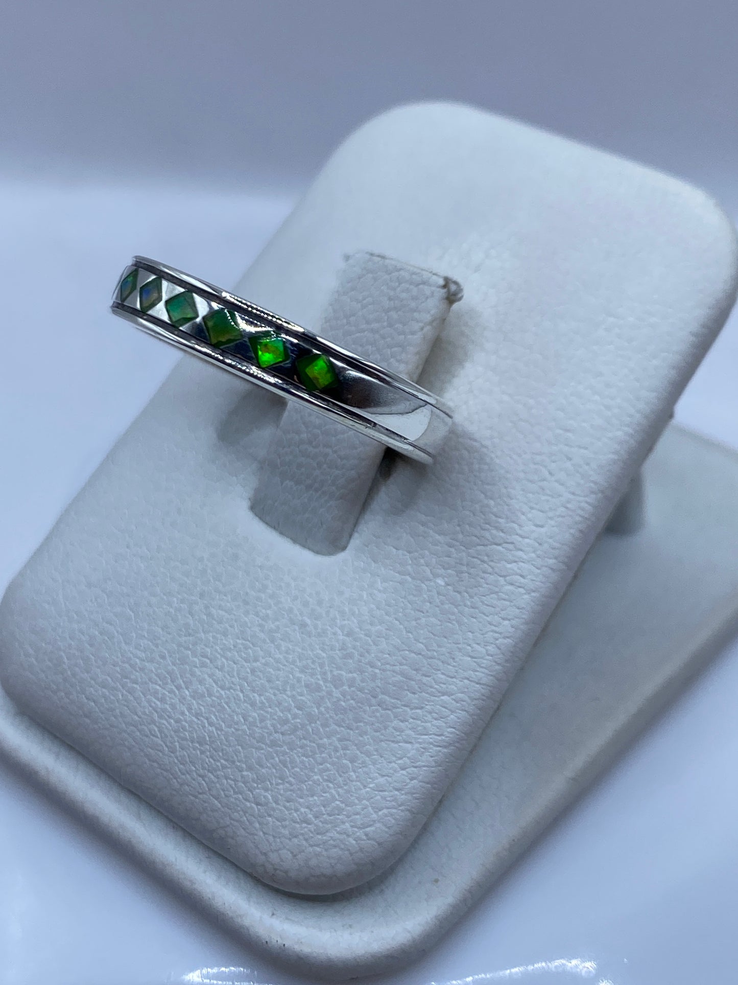 Detalle del engaste minimalista del ópalo de fuego en plata pura