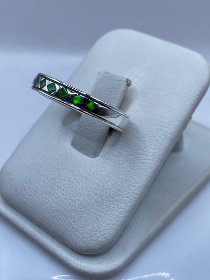 Detalle del engaste minimalista del ópalo de fuego en plata pura