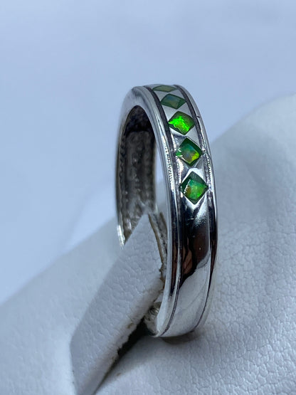 Anillo visto desde el lateral mostrando el pulido y el brillo del ópalo