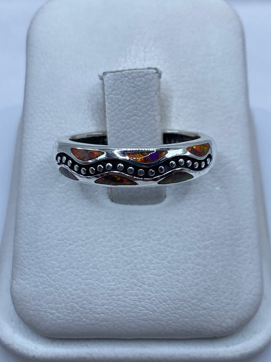 Anillo de plata .950 con ópalo de fuego multicolor y perlas decorativas en estuche blanco