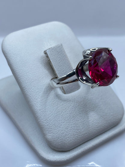 Vista frontal del anillo solitario en plata .925 con piedra rosa facetada