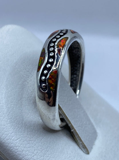 Anillo ópalo de fuego visto de lado mostrando la banda punteada y el acabado pulido de Taxco
