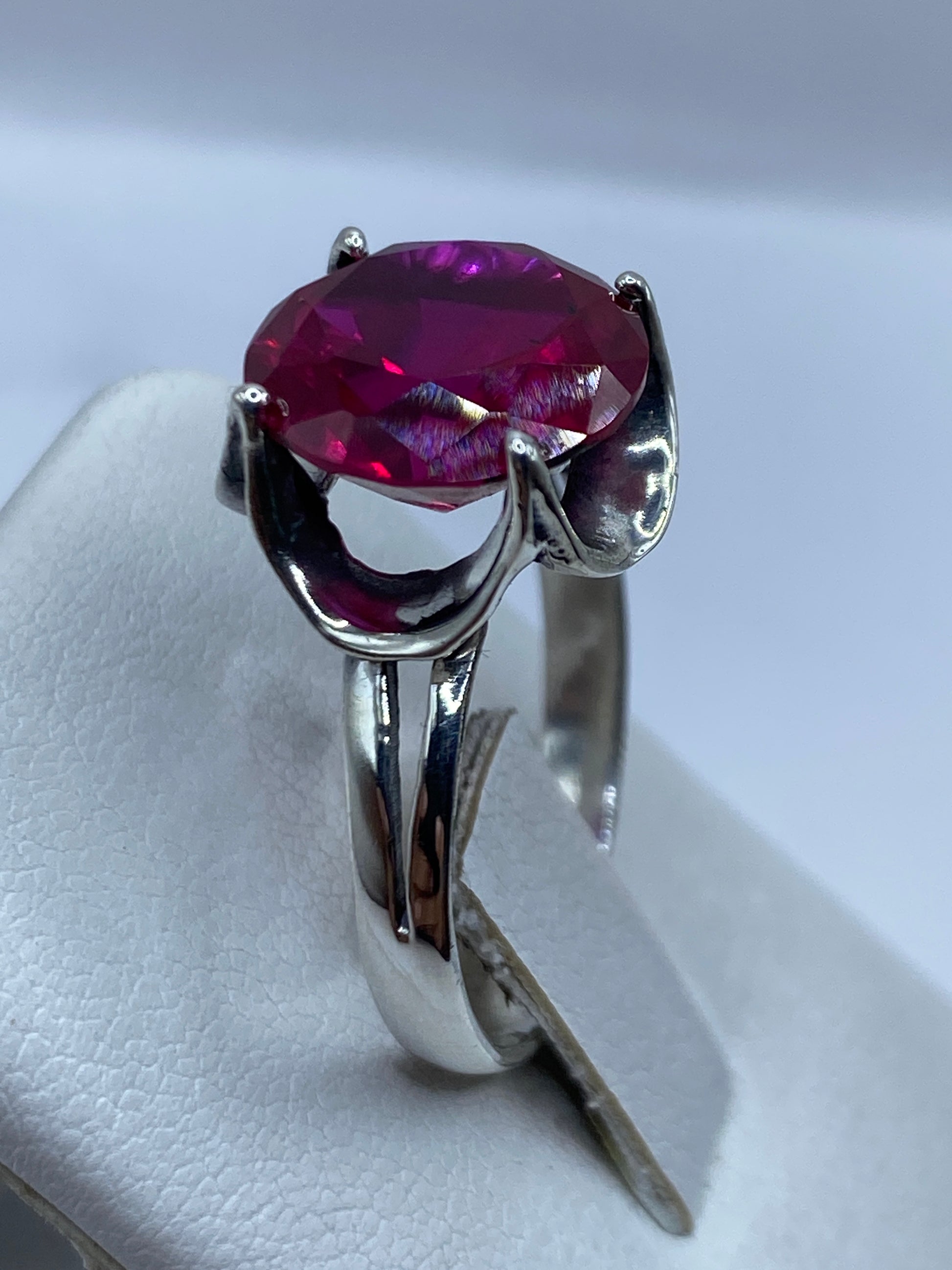 Detalle del engaste de circonia rosa en plata de Taxco