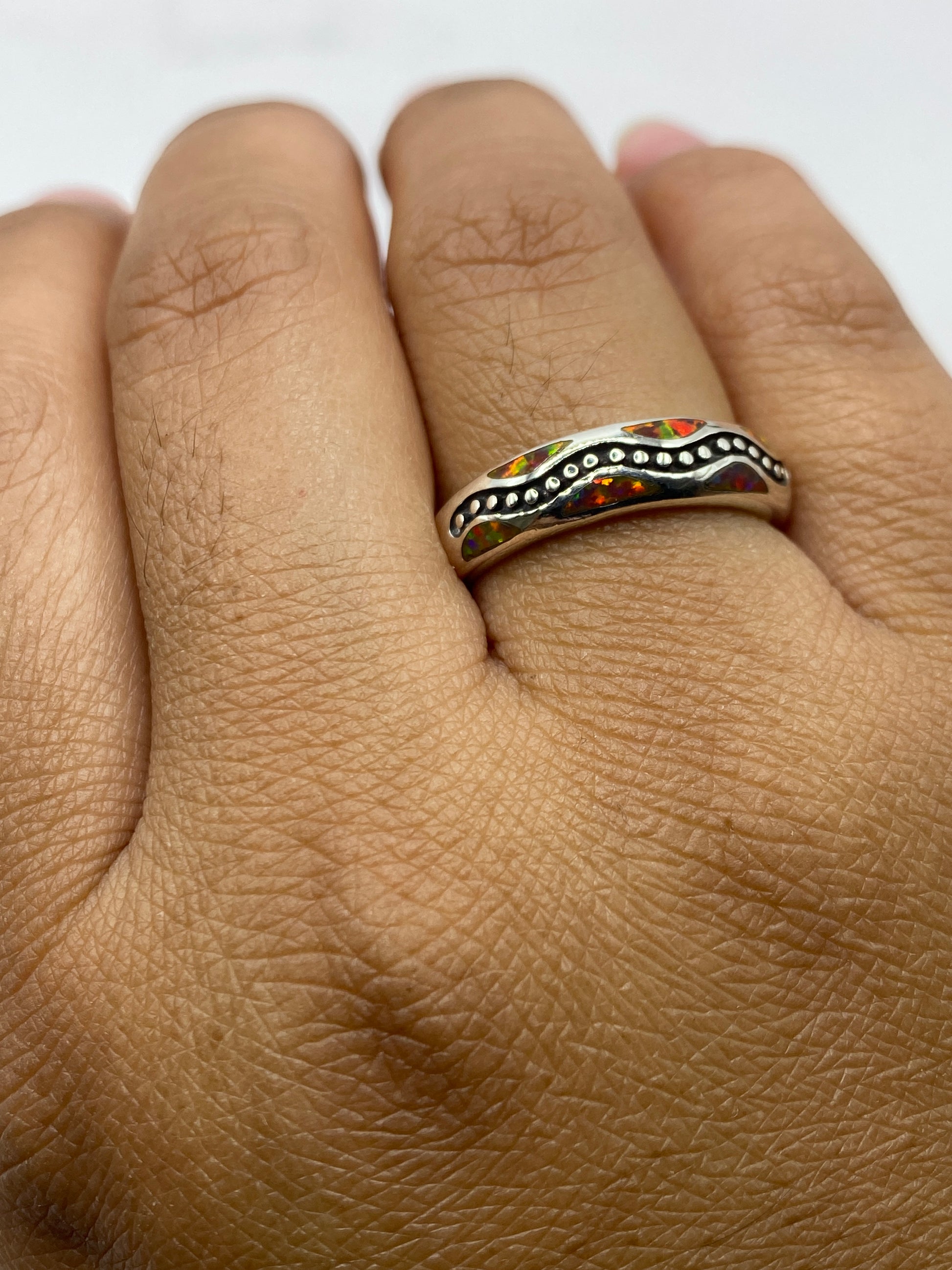 Ópalo de fuego multicolor en anillo de plata .950 con sello MEXICO visible en el interior