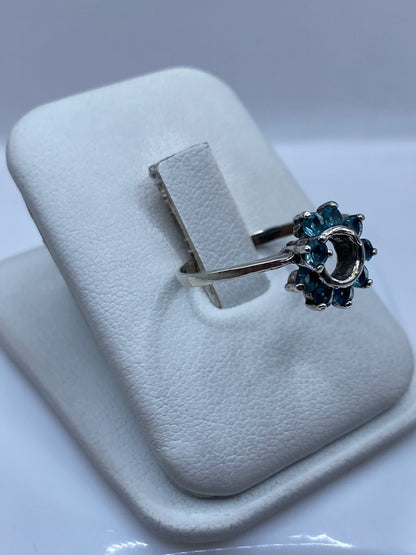 Detalle frontal del solitario circonia azul en plata .925