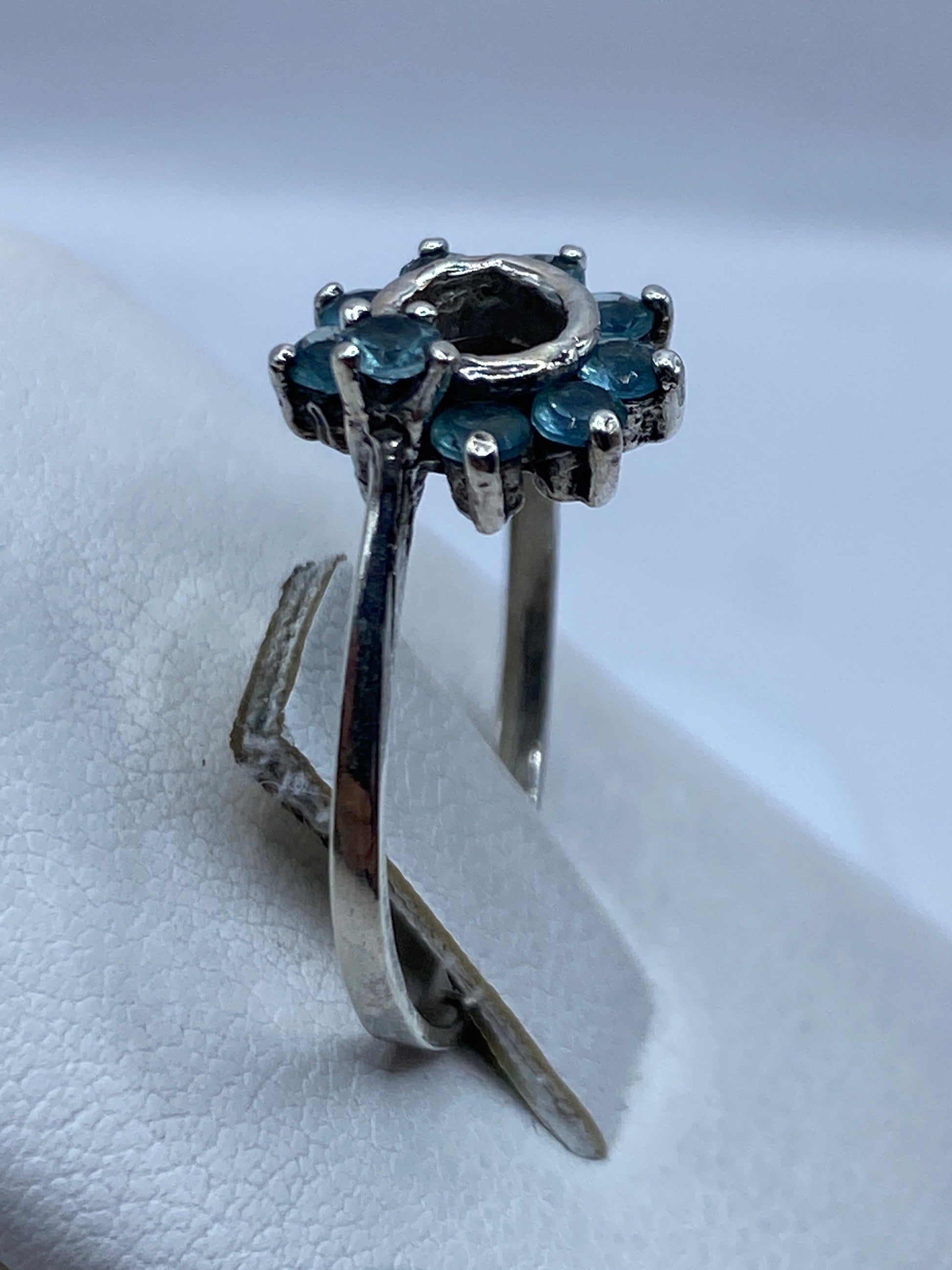 Anillo solitario visto de perfil mostrando el engaste delicado en Taxco