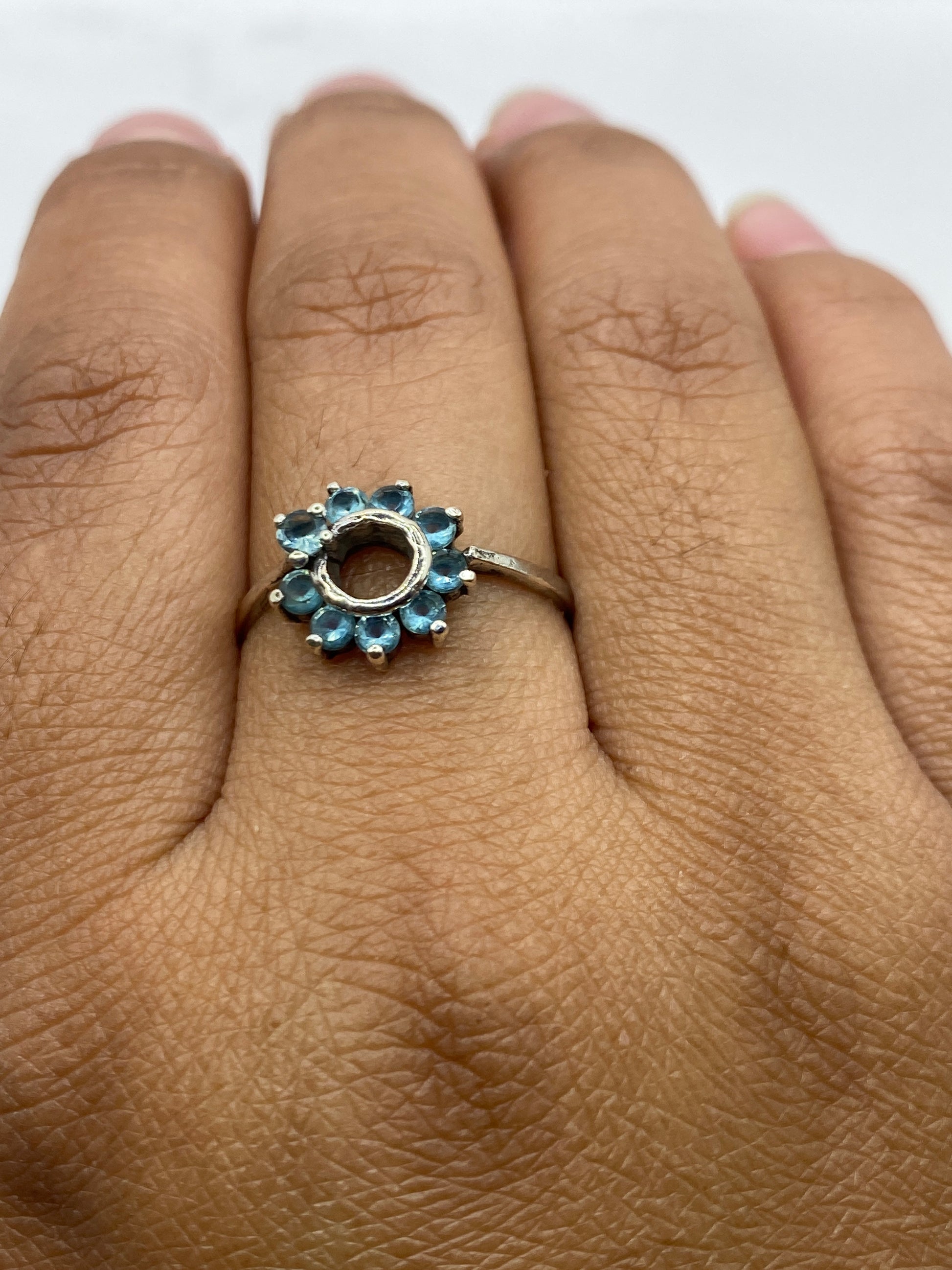 Anillo sobre fondo blanco con el sello 925 visible en la banda
