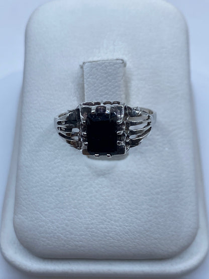 Anillo de plata solitario con circonia negra en estuche blanco