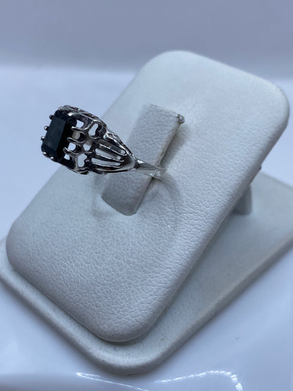 Vista lateral del anillo statement circonia negra en plata .925