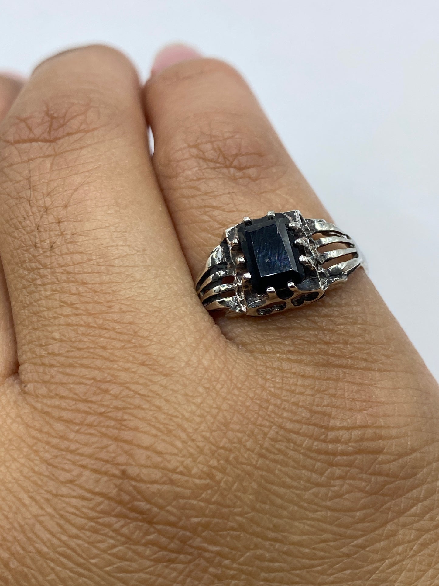 Anillo solitario negro sobre piel mostrando versatilidad del diseño
