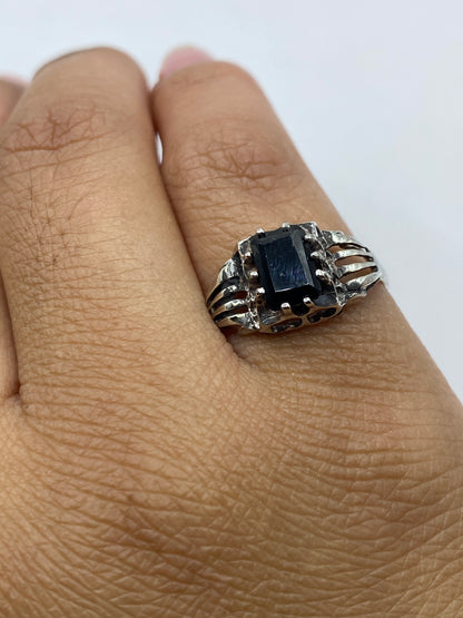 Anillo solitario negro sobre piel mostrando versatilidad del diseño