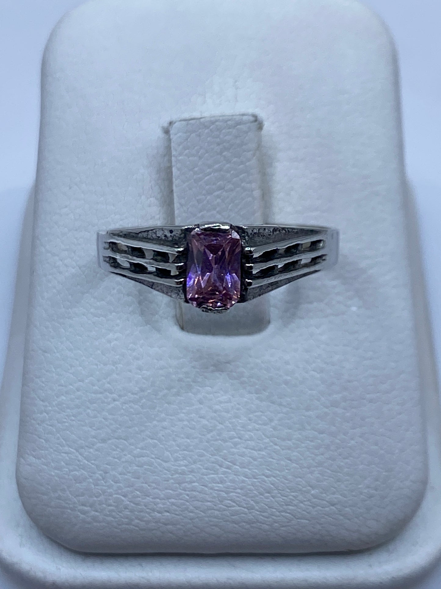 Anillo de plata .925 con circonia rosa talla 9 sobre estuche blanco