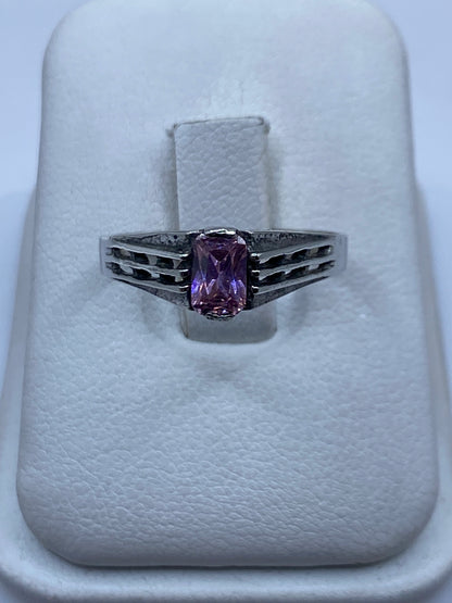 Anillo de plata .925 con circonia rosa talla 9 sobre estuche blanco