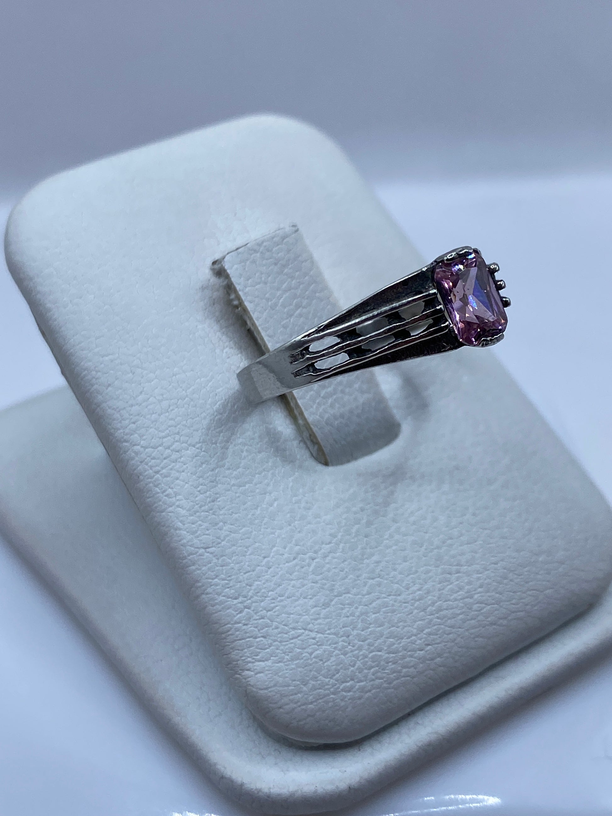 Vista lateral del anillo minimalista con líneas paralelas en la banda de plata