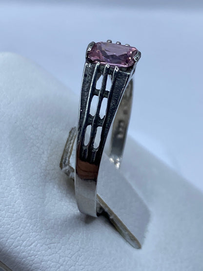 Anillo solitario circonia rosa en dedo, mostrando brillo y proporciones
