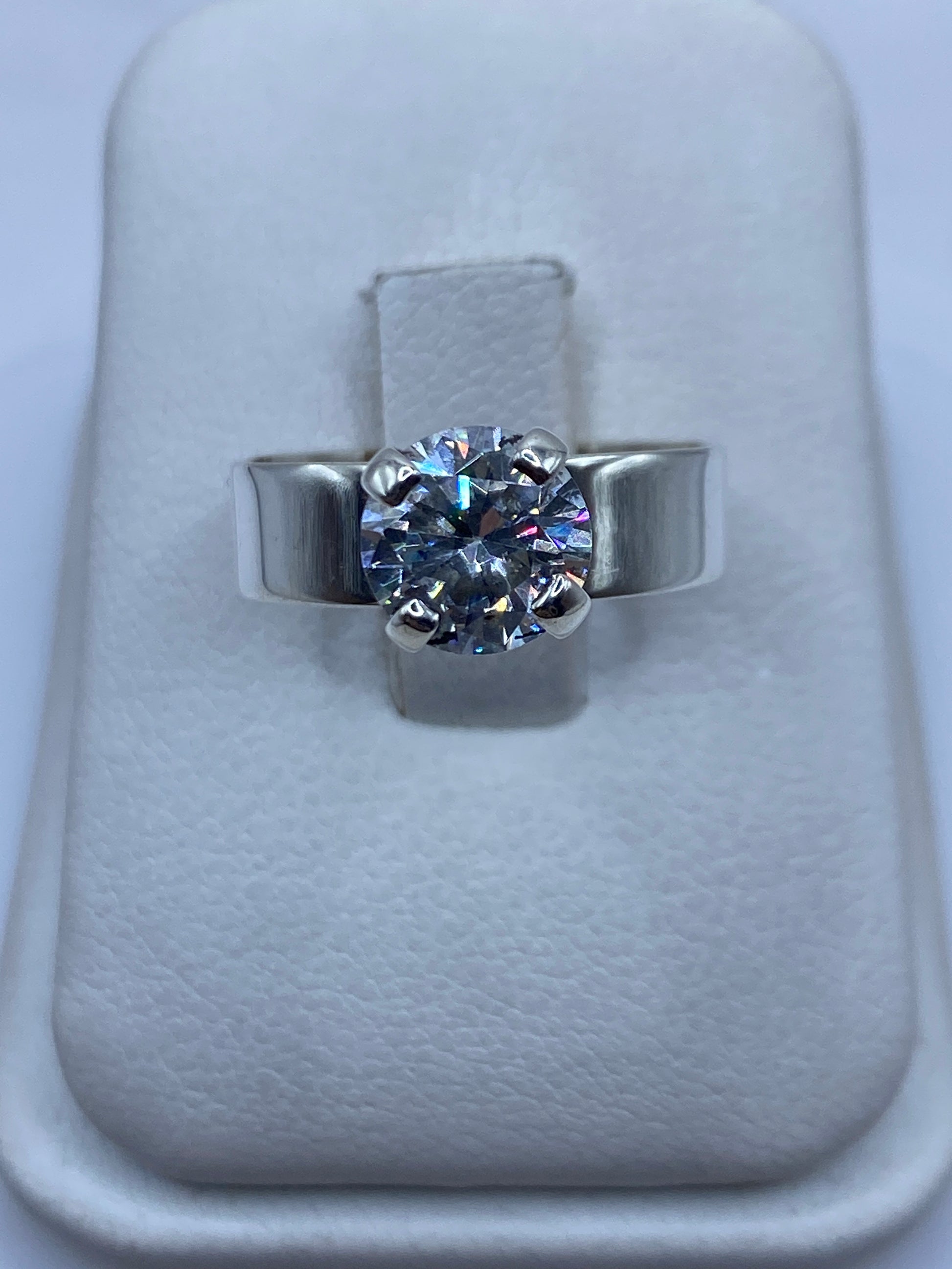 Anillo solitario de plata con circonia blanca brillante en estuche blanco