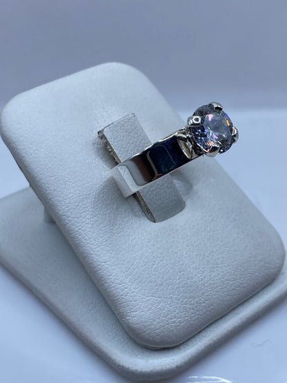 Vista lateral del anillo minimalista con banda recta en plata .925