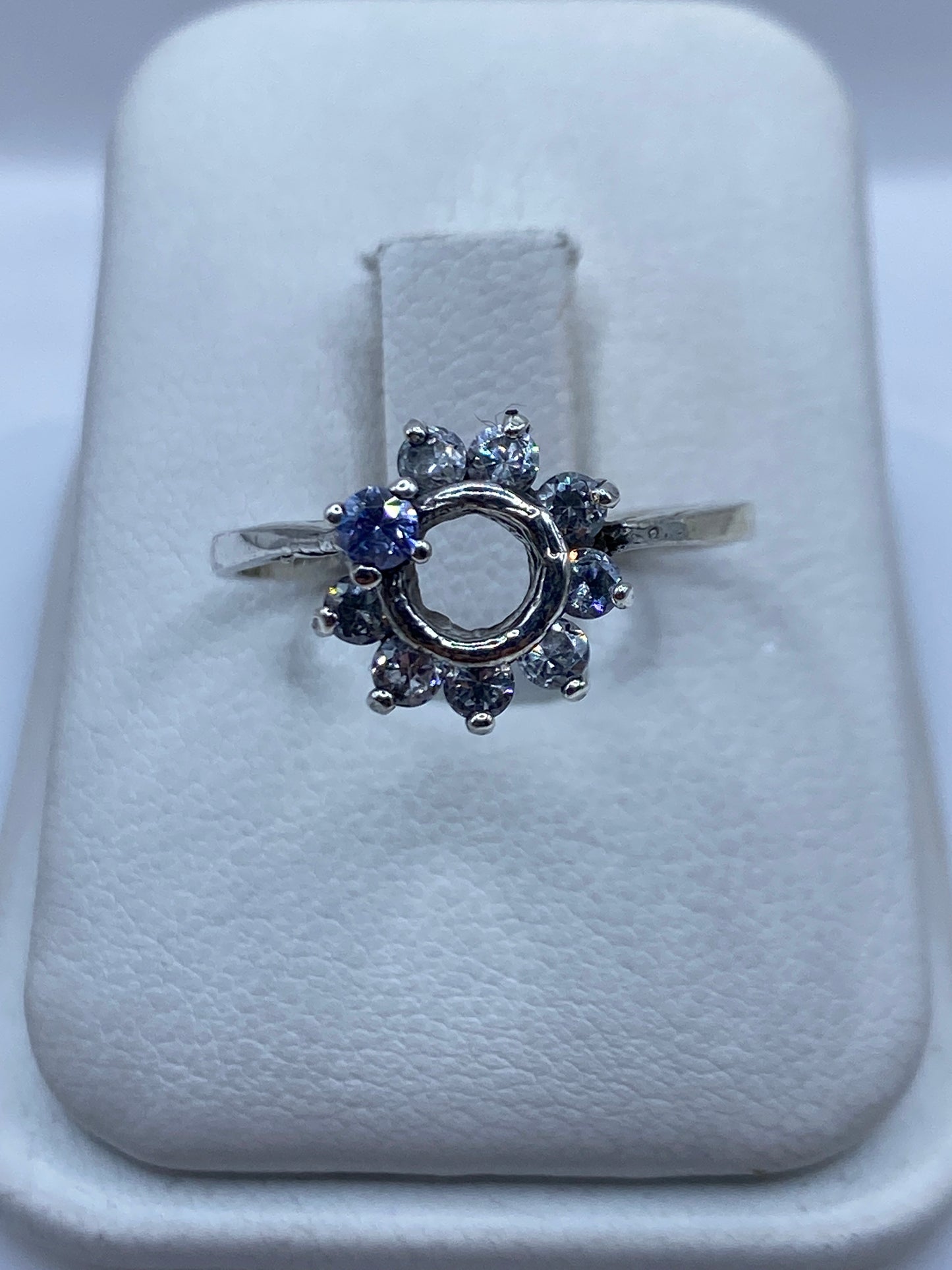 Anillo solitario de plata .925 con circonia blanca brillante en estuche blanco