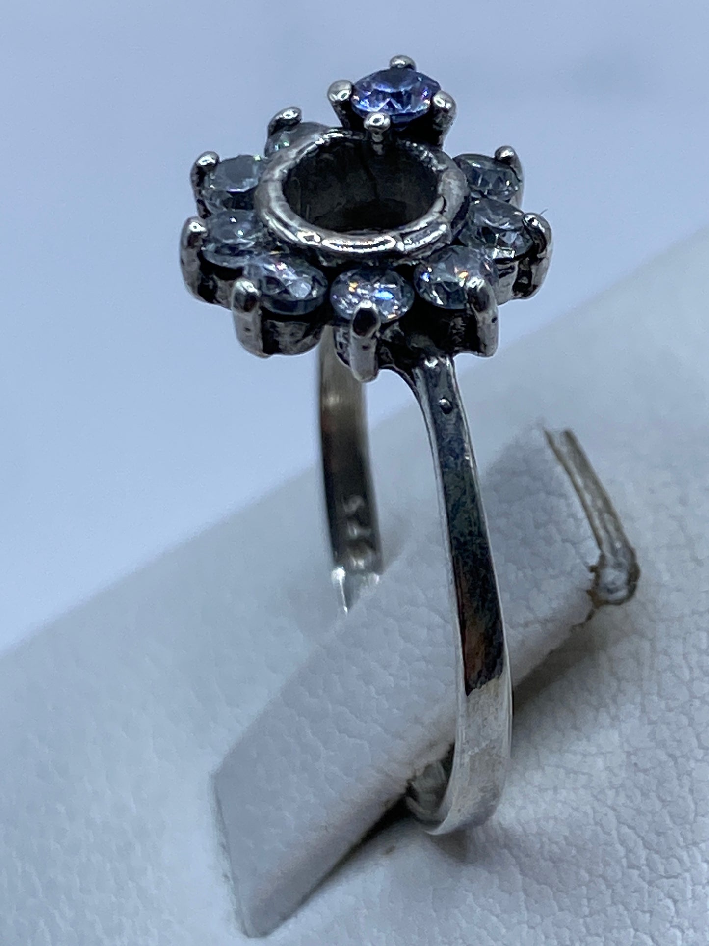 Detalle del engaste de circonia blanca facetada en plata de Taxco