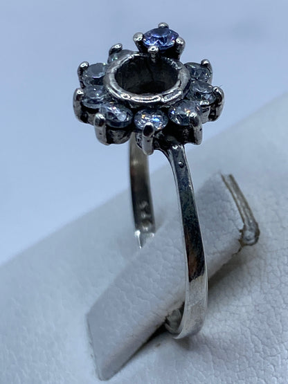 Detalle del engaste de circonia blanca facetada en plata de Taxco