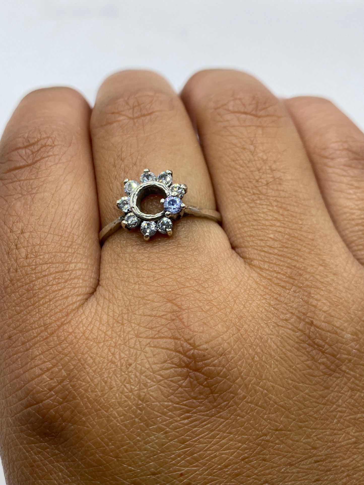 Anillo solitario en dedo de mujer mostrando el brillo y la presencia de la piedra