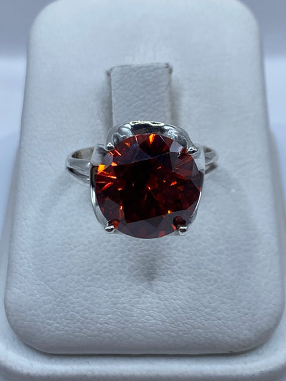 Anillo de plata solitario con circonia naranja brillante en estuche blanco