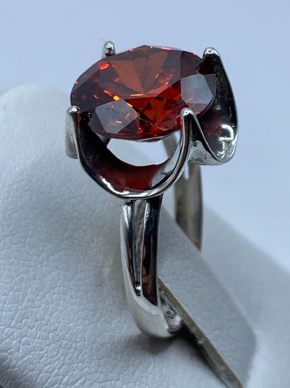Detalle del fuego naranja de la circonia en plata, visto desde arriba
