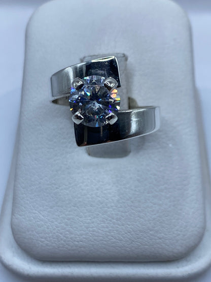Anillo de plata solitario con circonia blanca brillante en caja de presentación blanca